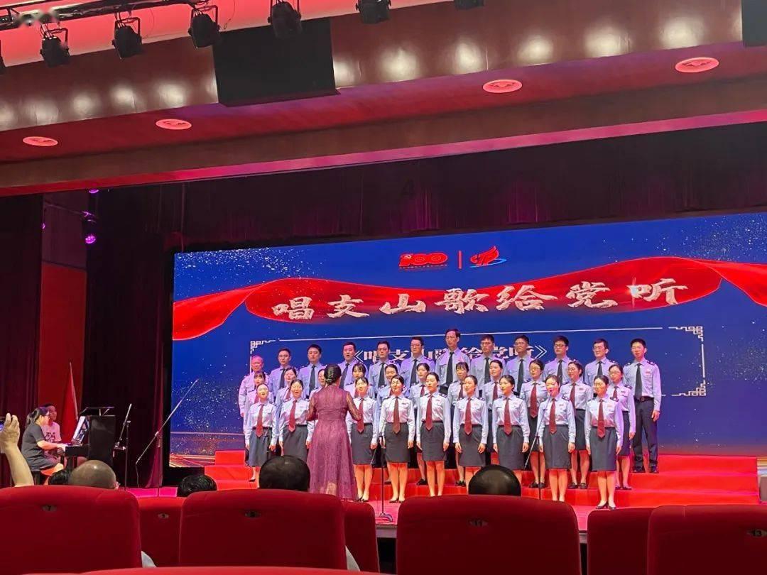 淮海战役庆功宴,一副司令当众掀桌离席,邓公笑道:随他去吧